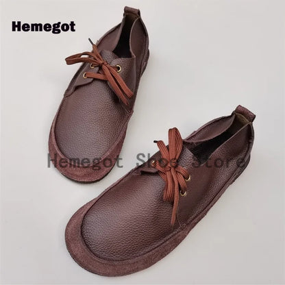 Herren-Schnürschuhe aus Leder, braun, Vorder- und Seitenansicht, orange Schnürung