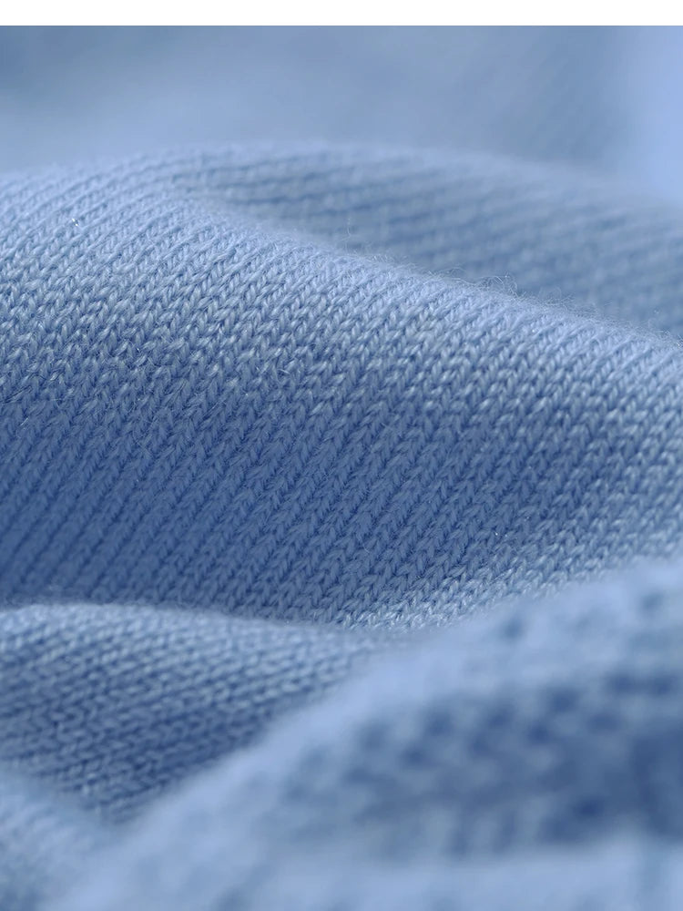 Hellblauer Strick mit gleichmäßigem Maschenbild, Stoffdetail