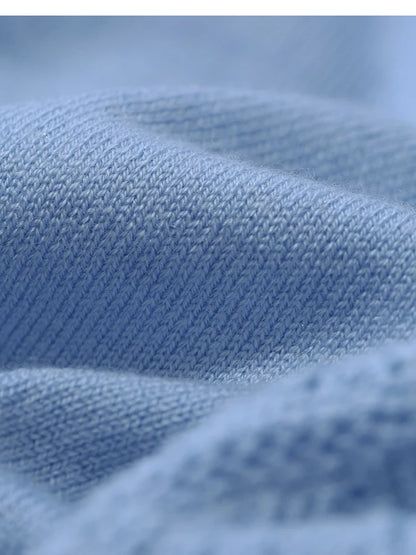 Hellblauer Strick mit gleichmäßigem Maschenbild, Stoffdetail