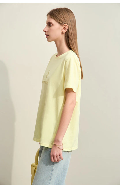 Damen T-Shirt im minimalistischen Stil mit modischer Stickerei und O-Ausschnitt