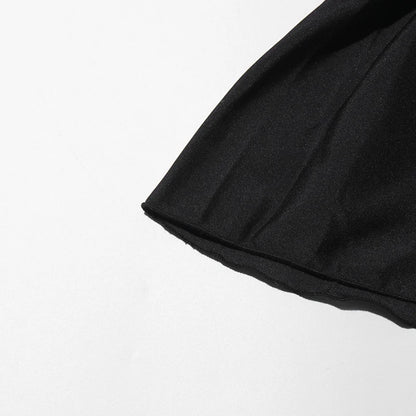 Zweiteiliges Damen-Set mit schulterfreiem Oberteil, langen Ärmeln und Schleifendetail sowie Patchwork-Rock mit Rüschen – elegant und modern.