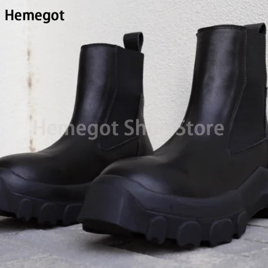 Zweites Paar schwarze Chelsea-Stiefeletten von der Seite, mit dicker Profilsohle