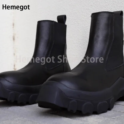 Zweites Paar schwarze Chelsea-Stiefeletten von der Seite, mit dicker Profilsohle