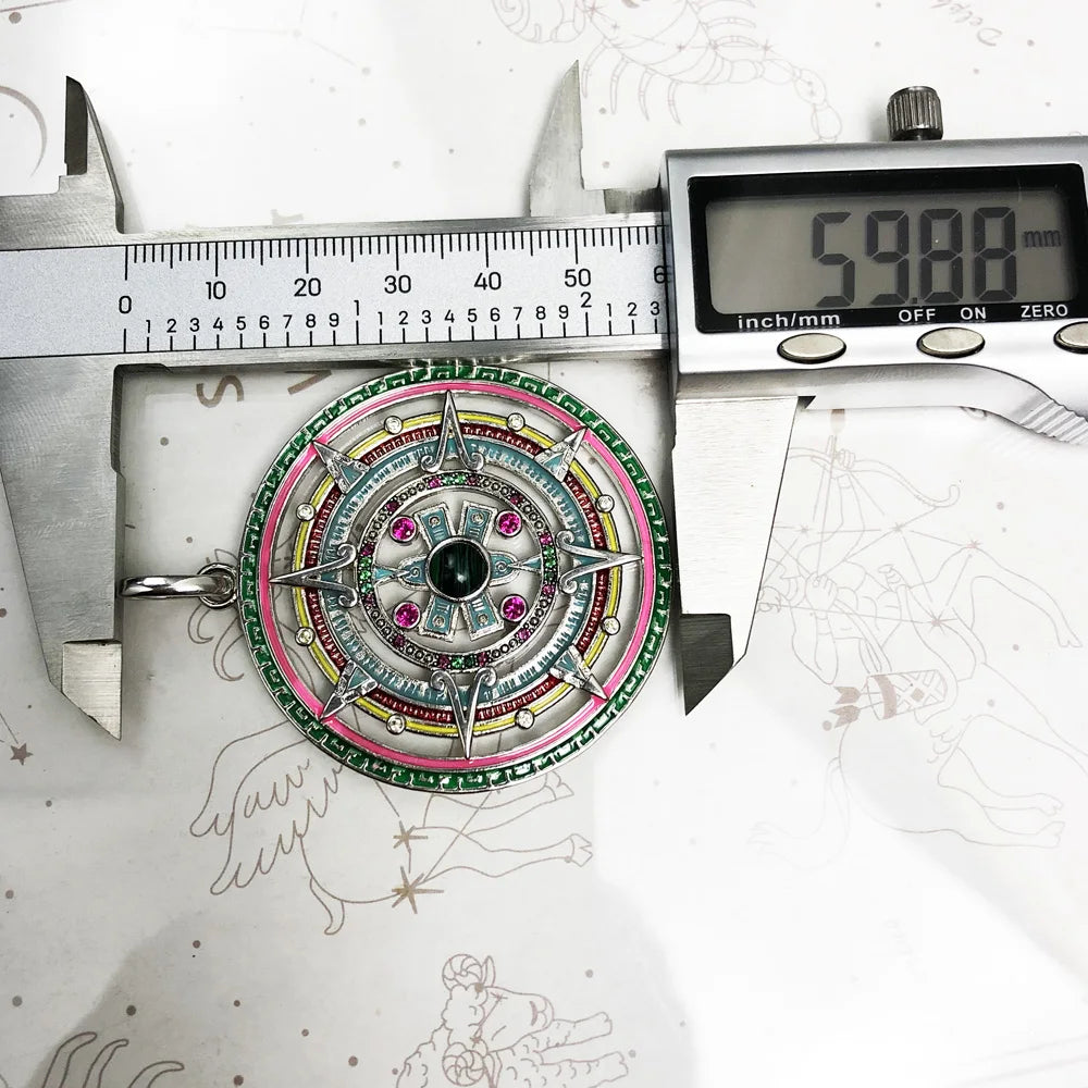 Runder Anhänger mit farbigem Mandala, zentralem grünem Stein und mehrfarbiger Umrandung