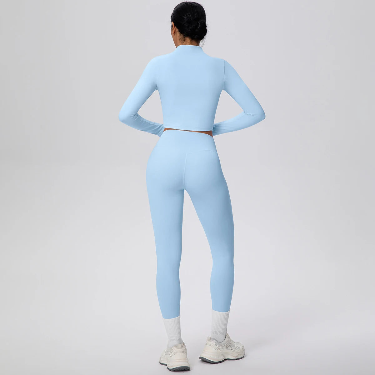 Hellblaues Damen-Yogaset mit Reißverschluss-Sportshirt und Leggings, Rückenansicht