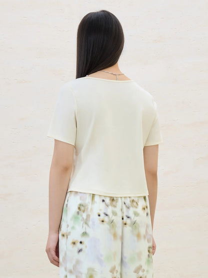 Beige Damenbluse mit Puffärmeln und Umlegekragen, einreihig mit Knopfverzierung – leichtes, kurzes Design