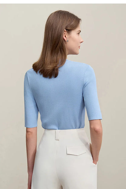 Damen-Stricktop Hellblau, Halbarm, Rückansicht mit glatter Rückenfläche