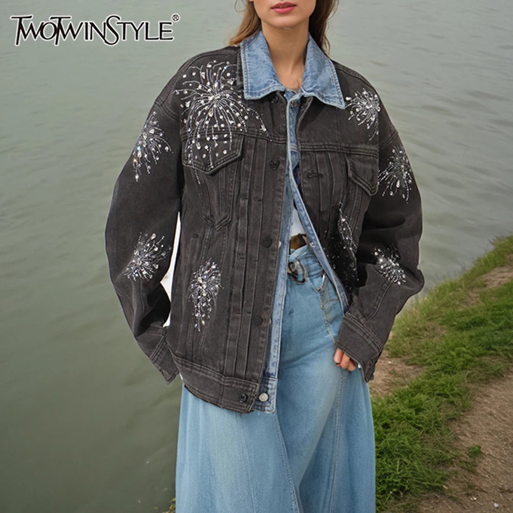 Elegantes Damenkleid mit hohlem Design, Perlenverzierung und hohem Kragen – Langarm-Patchwork mit Schlitz