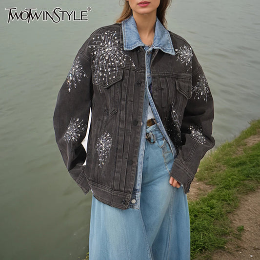 Elegantes Damenkleid mit hohlem Design, Perlenverzierung und hohem Kragen – Langarm-Patchwork mit Schlitz.