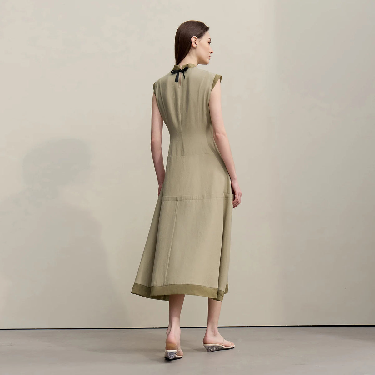 Rückansicht: ärmelloses Damen-Midikleid in Oliv mit Stehkragen und Schleifenverschluss