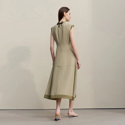 Rückansicht: ärmelloses Damen-Midikleid in Oliv mit Stehkragen und Schleifenverschluss