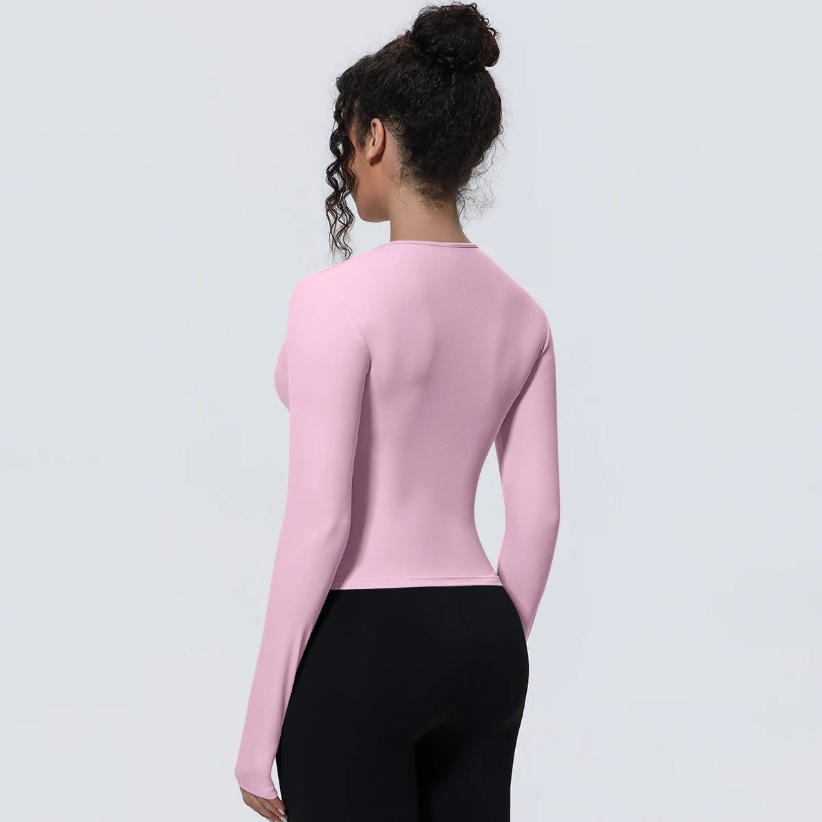 Atmungsaktives Yoga-Langarmshirt in Rosa, Rückenansicht mit schmalem Schnitt und langen Ärmeln