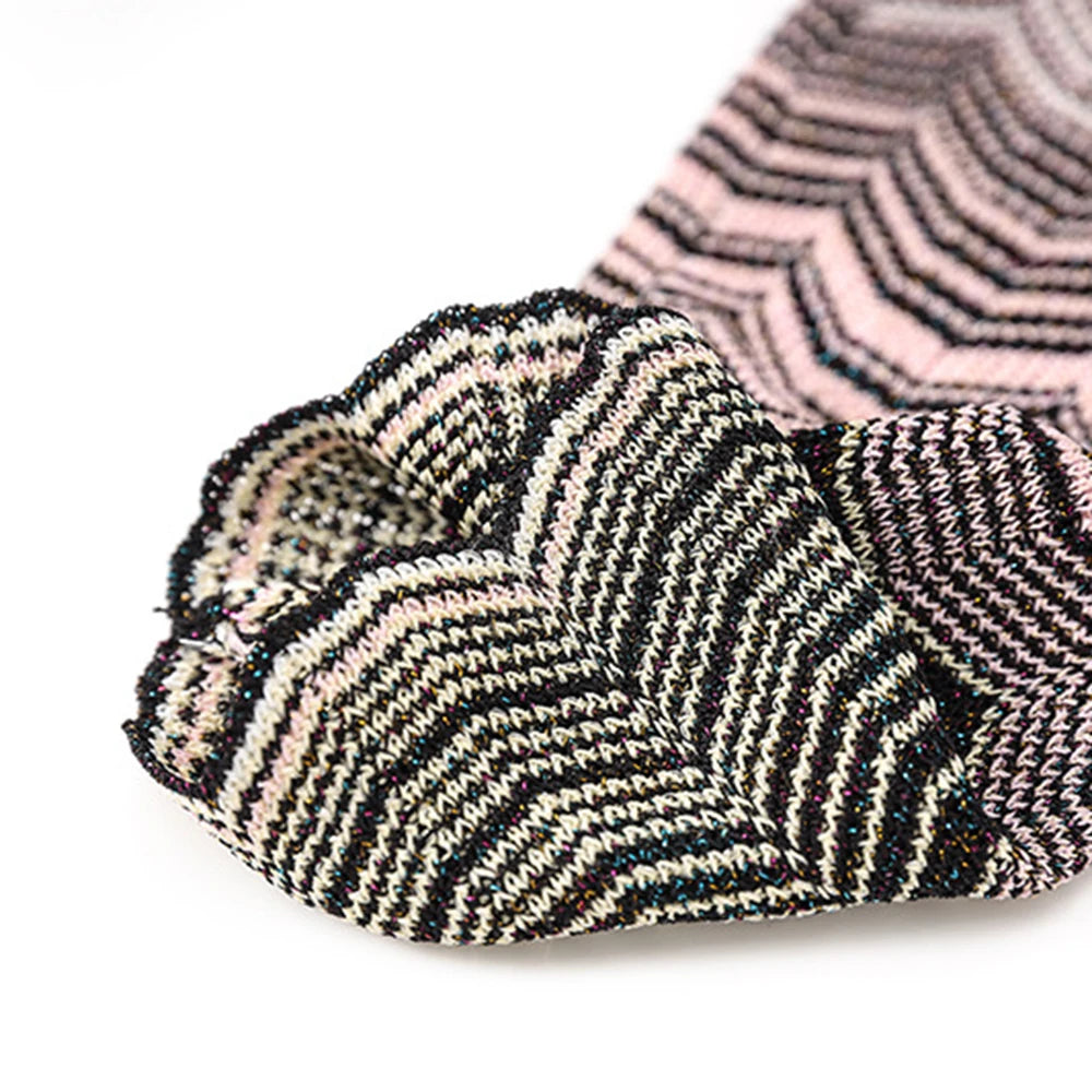 Zweiteiliges Damen-Set mit Rundhals und langen Ärmeln – Oberteil mit Diamant-Details und Rock mit hoher Taille und Patchwork-Taschen.