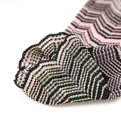 Zweiteiliges Damen-Set mit Rundhals und langen Ärmeln – Oberteil mit Diamant-Details und Rock mit hoher Taille und Patchwork-Taschen.