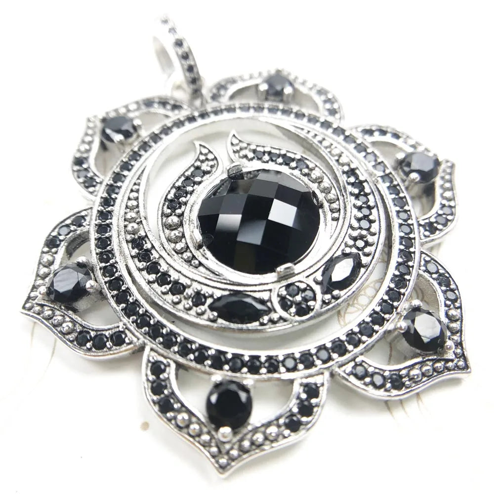 Ornament-Anhänger aus Sterlingsilber mit schwarzem Stein im Zentrum und Filigranrand
