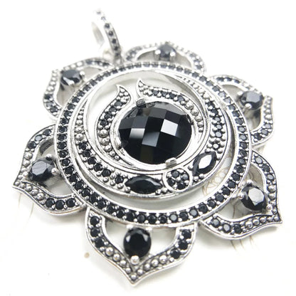 Ornament-Anhänger aus Sterlingsilber mit schwarzem Stein im Zentrum und Filigranrand