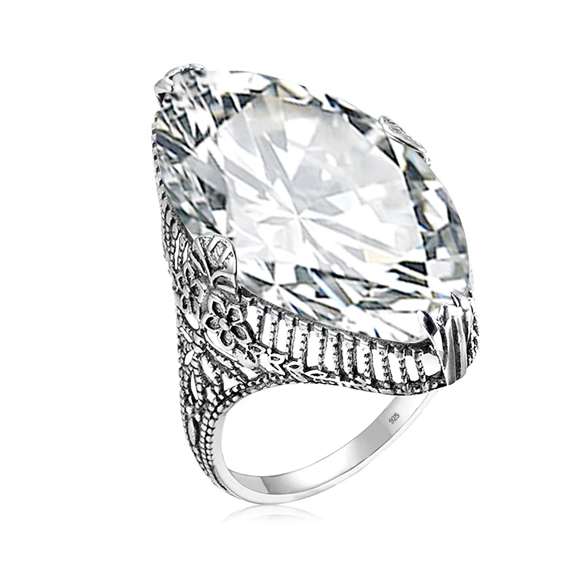 Damenring aus 925 Silber mit klarem, facettiertem Edelstein und ornamentalem Ringband