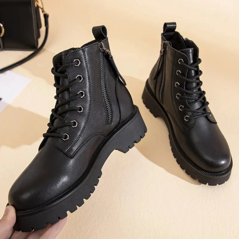 Schwarze Damen-Stiefelette mit Schnürsenkeln, seitlichem Reißverschluss und dickem Plateau