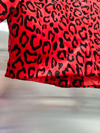 Elegantes ärmelloses Damen-Kleid mit Halterneck und Patchwork-Falten-Design – figurbetont und stilvoll.