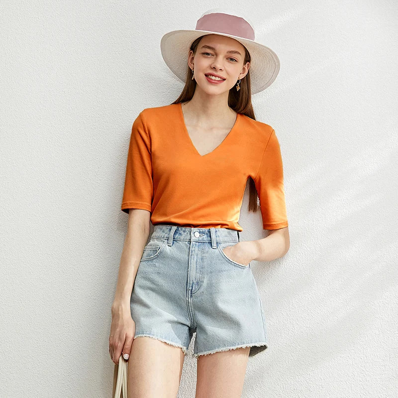 Damen T-Shirt im Minimalismus-Stil mit V-Ausschnitt und halben Ärmeln