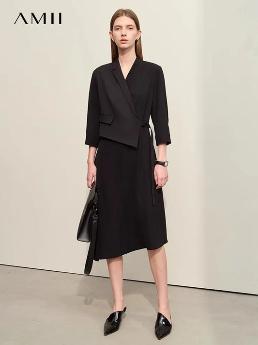 Schwarzes Midikleid mit Wickeloptik und Zweiteiler-Look, 3/4-Ärmeln und Taillengürtel