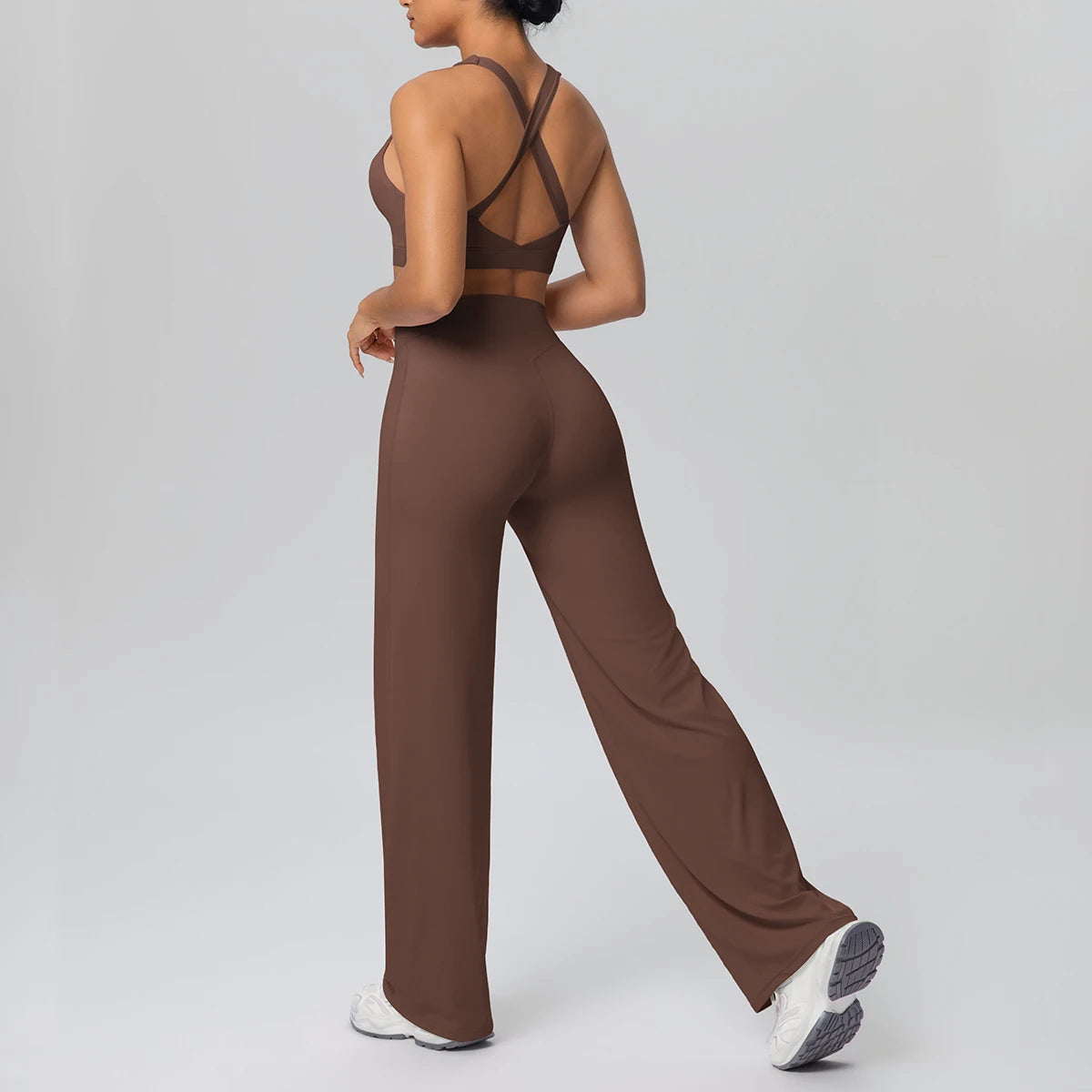 Yoga-Set mit Brustpads: brauner Sport-BH mit gekreuztem Rücken, weite Hose