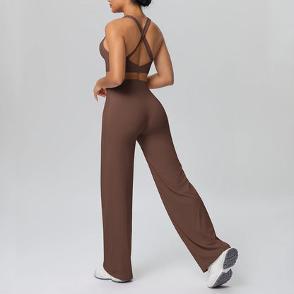 Yoga-Set mit Brustpads: brauner Sport-BH mit gekreuztem Rücken, weite Hose