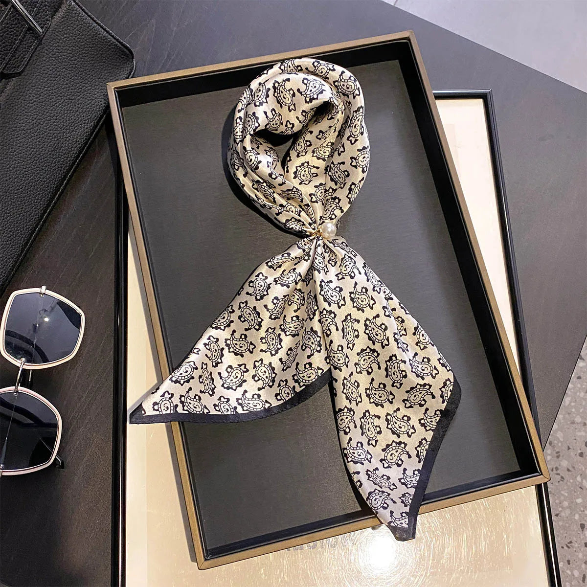 Damen Seidensatin Schal quadratisch Blumenprint Kopftuch Bandana 53cm