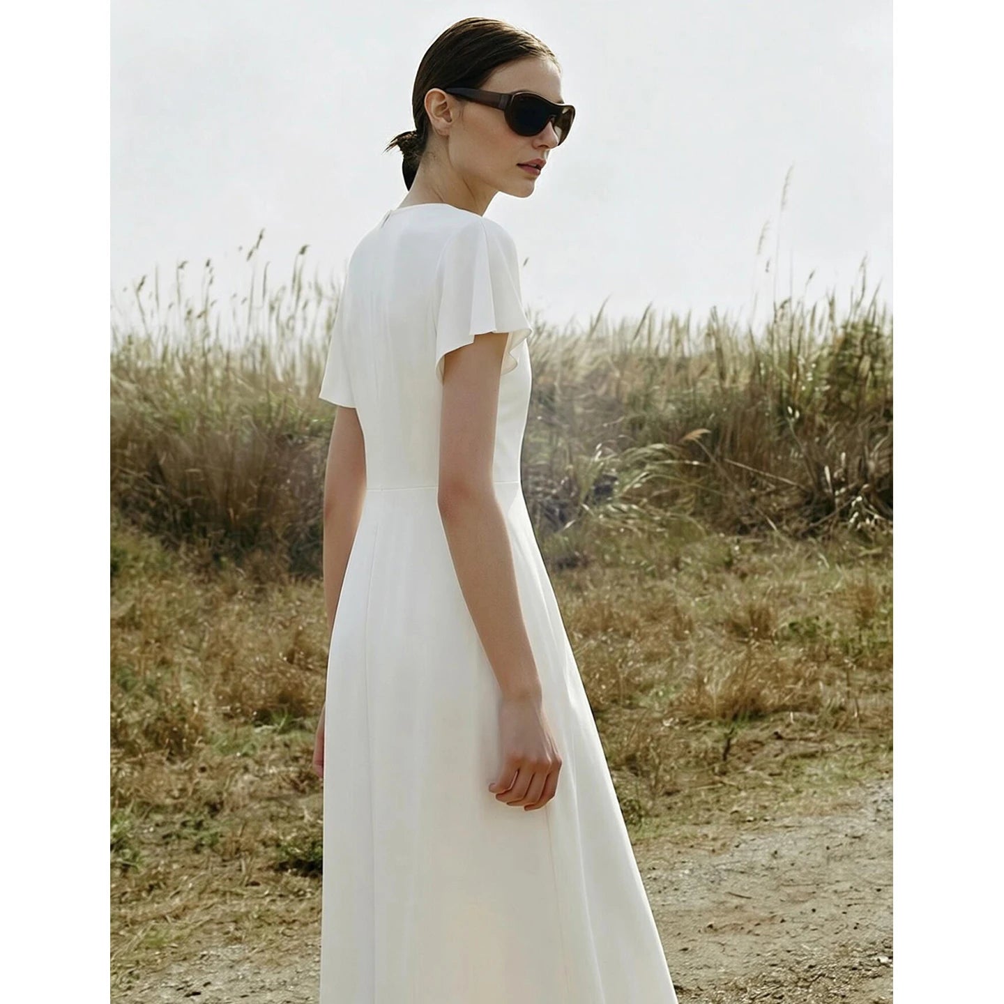 Elegantes Damenkleid Im Sommer Mit Asymmetrischem Wasserfallausschnitt