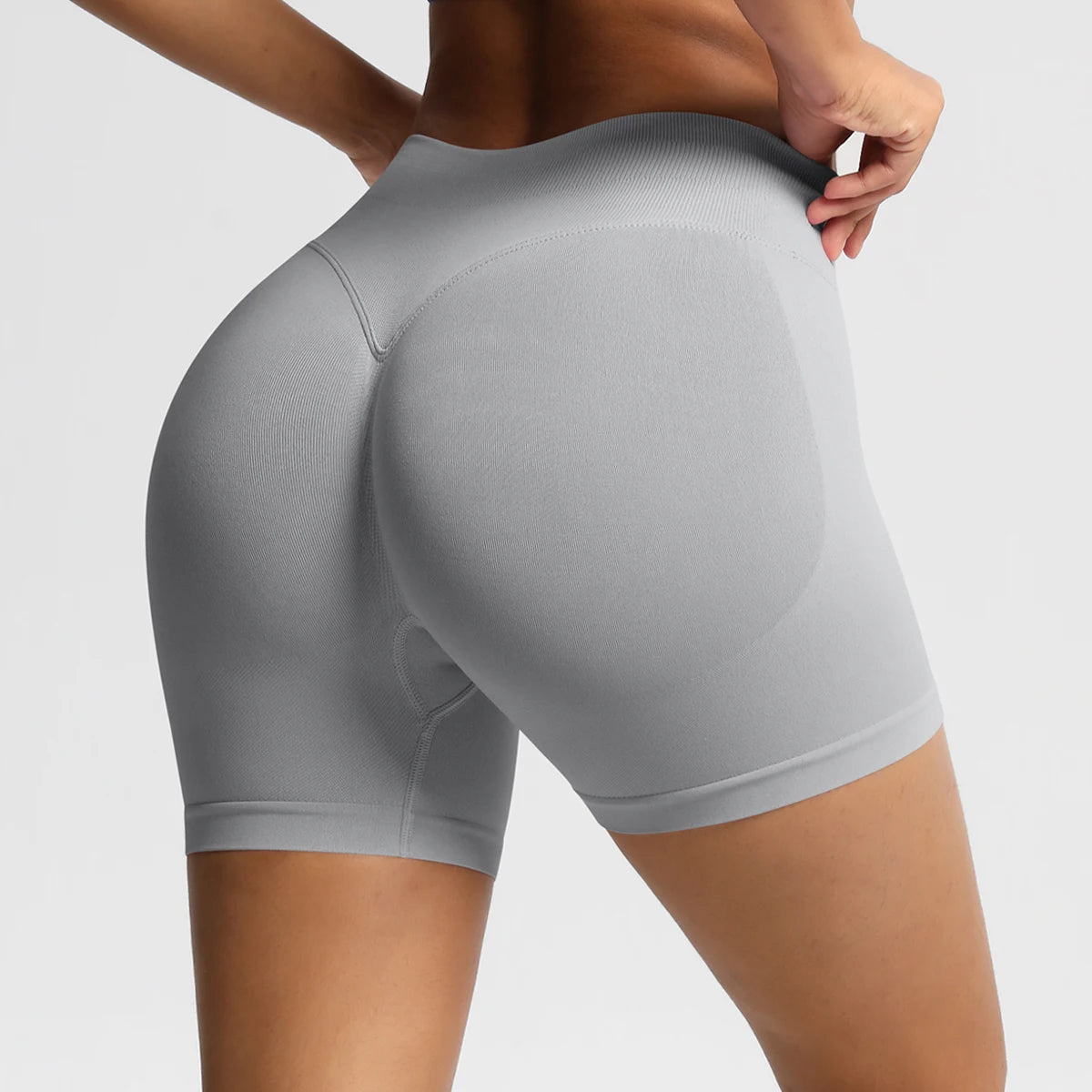 Hohe taillierte Sportshorts, hellgrau, elastisch, mit breitem Bund und Ziernähten.
