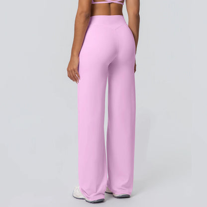 Weite Yoga-Hose in hellem Rosa, hohe Taille, langer Beinverlauf, seitlich fließend.