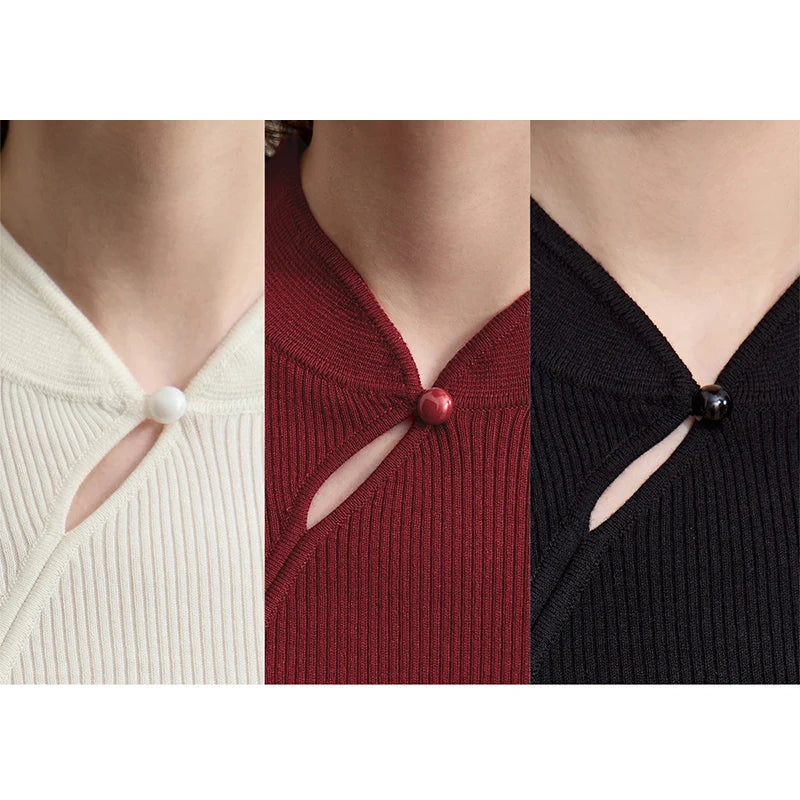 Strickpullover-Halsausschnitt mit Knopf: creme-, weinrot- und schwarzer Variante