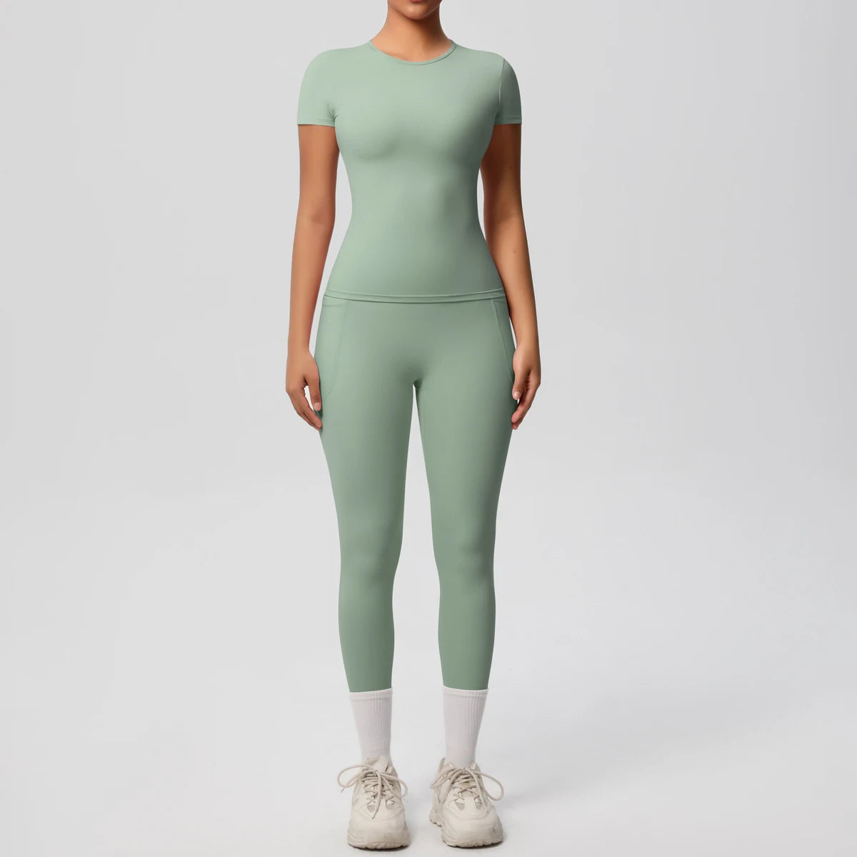 Yogaanzug (2-teilig) in Salbeigrün: T-Shirt und Leggings im Slim-Fit, Vorderansicht