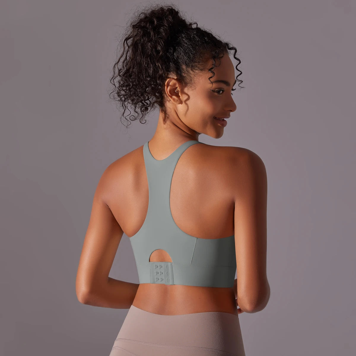 Sport-BH Yoga-Top, hellgrau-blau, Rückansicht mit Racerback