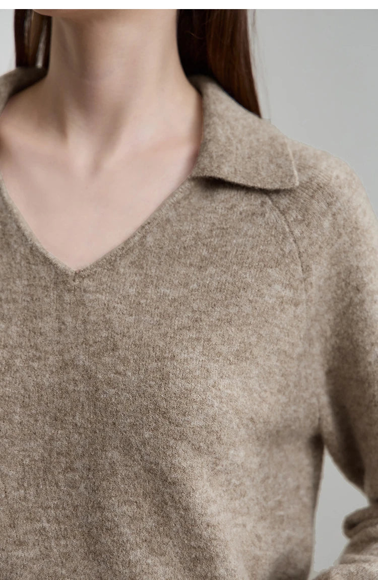 Detailaufnahme: V-Ausschnitt und Feinstrickstruktur eines beigen Damenpullovers