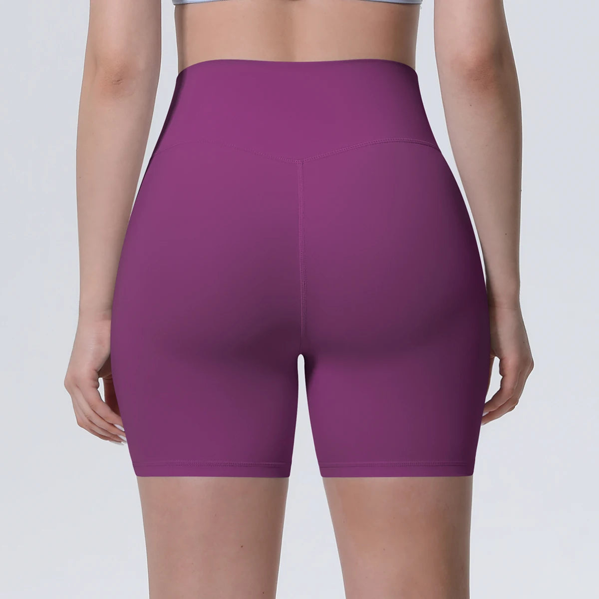 Lila High-Waist-Yogashorts für Damen, kurz, Frontansicht, mit Mittelnaht
