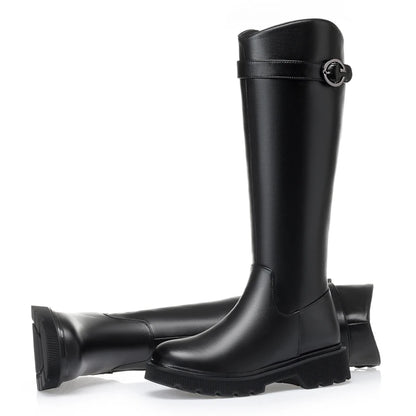Schwarzer hoher Stiefel mit Schnallenriemen, glattes Obermaterial und breite Sohle