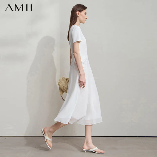 Weißes Midikleid mit kurzen Ärmeln und floraler Spitze am Saum, luftig fallend.