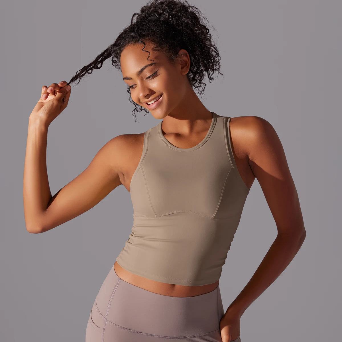 Beiges Yoga-Tanktop für Damen, ärmellos, kurze Ärmel? frontseitig tailliert