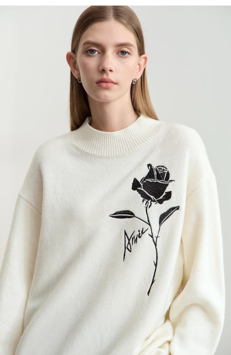 Pullover in Hellbeige, Vorderansicht mit schwarzer Rosenstickerei und geripptem Kragen