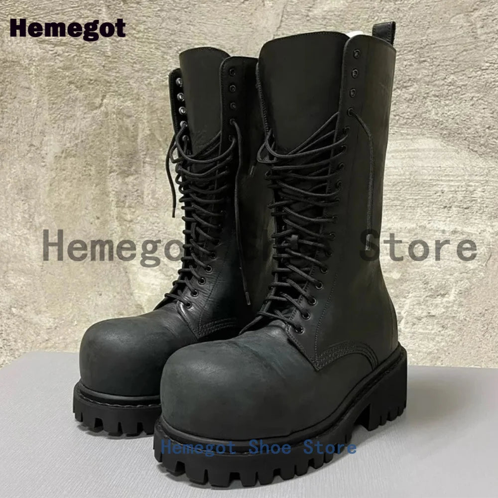 Schwarze Schnürstiefel mit runder Zehenkappe und dicker Profilsohle, Lederoptik