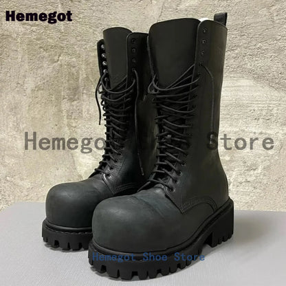 Schwarze Schnürstiefel mit runder Zehenkappe und dicker Profilsohle, Lederoptik