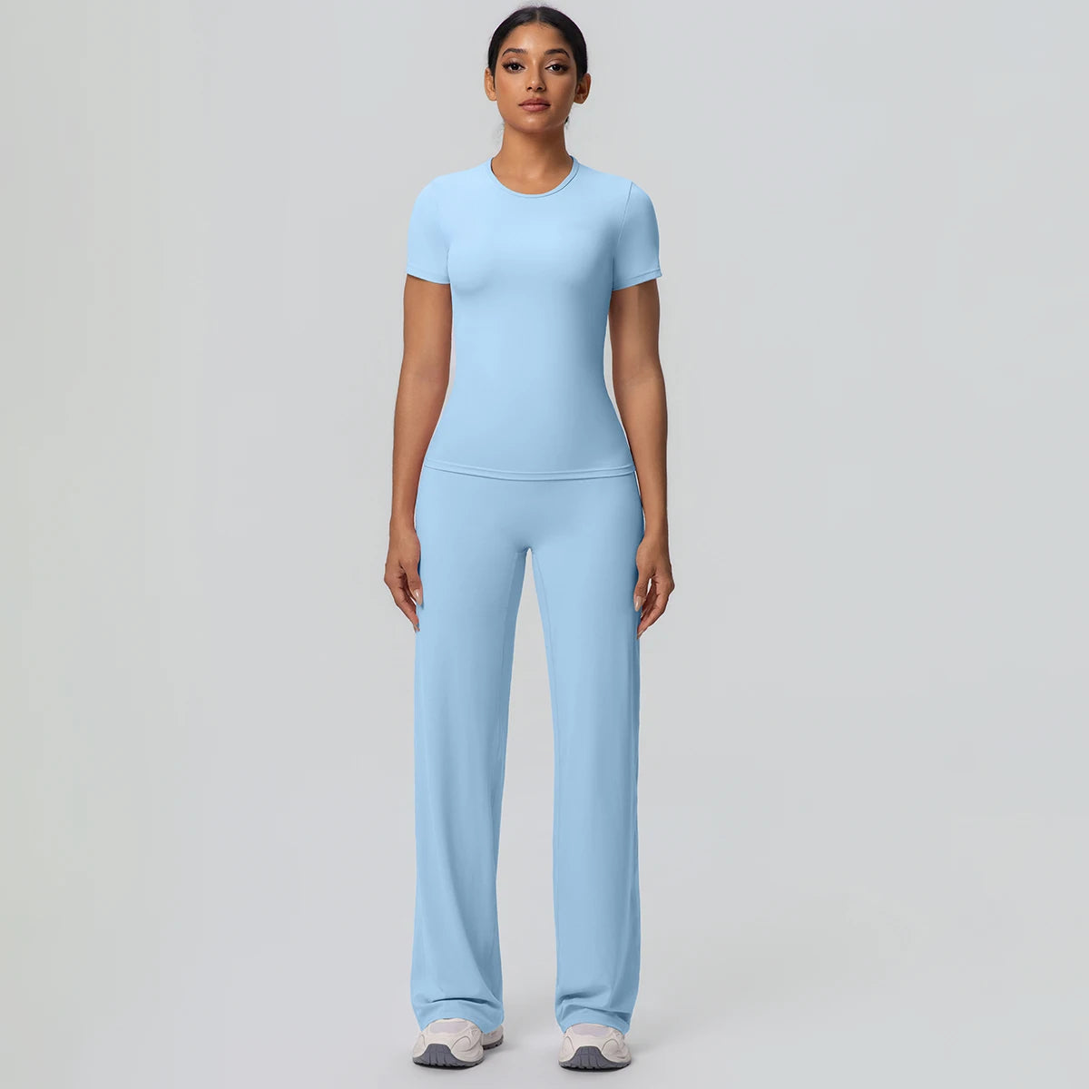 Hellblaues Yoga-Set für Frauen: kurzärmeliges Shirt und weit fallende lange Hose
