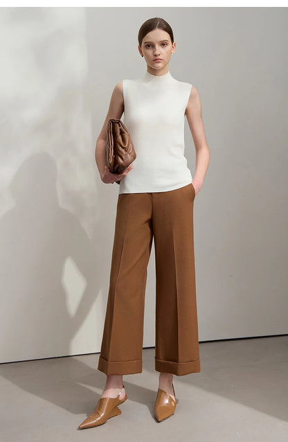 Ärmelloses Mock-Neck-Stricktop in Cremeweiß, Vorderansicht mit Stehkragen und schmaler Silhouette