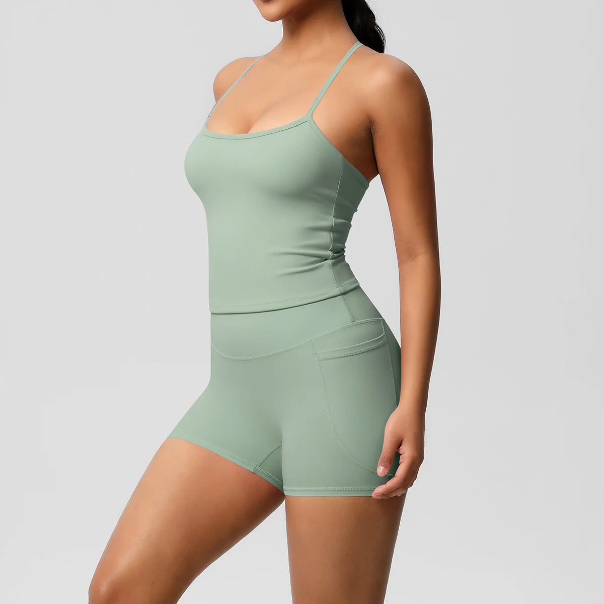 Schlankes Damen-Sportset: Träger-Top und Shorts, mintgrün, Frontansicht