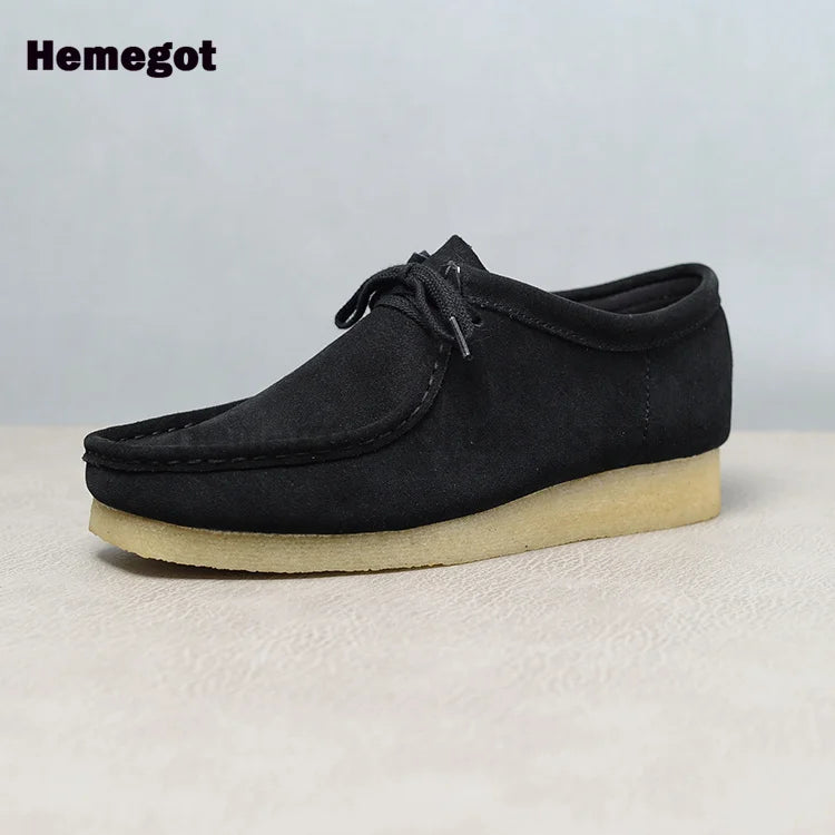 Herren-Sneaker aus Wildleder mit Schnürung, Seitenansicht, schwarze Farbe, dicke Sohle