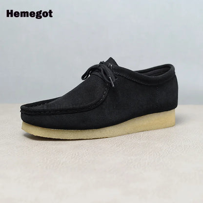 Herren-Sneaker aus Wildleder mit Schnürung, Seitenansicht, schwarze Farbe, dicke Sohle