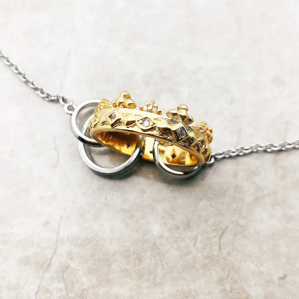 Nahaufnahme Ring-Anhänger in Gold und Silber an Kette