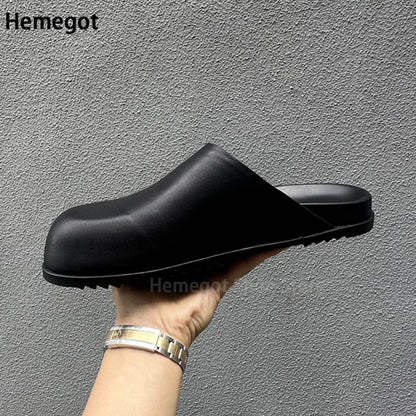 Schwarzer Herren-Slipper mit breiter Kappe und Profilsohle, Slip-On