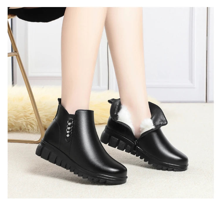 Schwarzer Kurzstiefel mit flauschigem Innenfutter, flachem Profilboden
